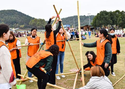 促進團隊之間配合的戶外團建活動：木人梯