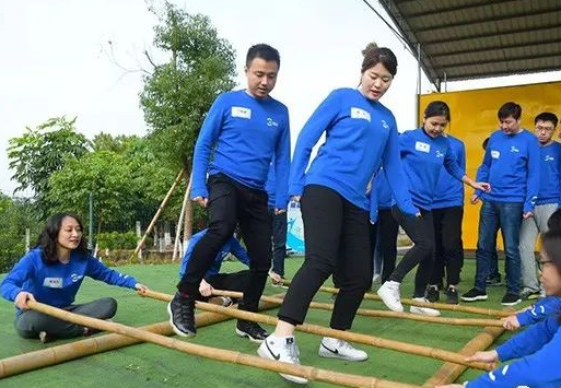 跳竹竿，傳統的團建游戲也可以創新來玩