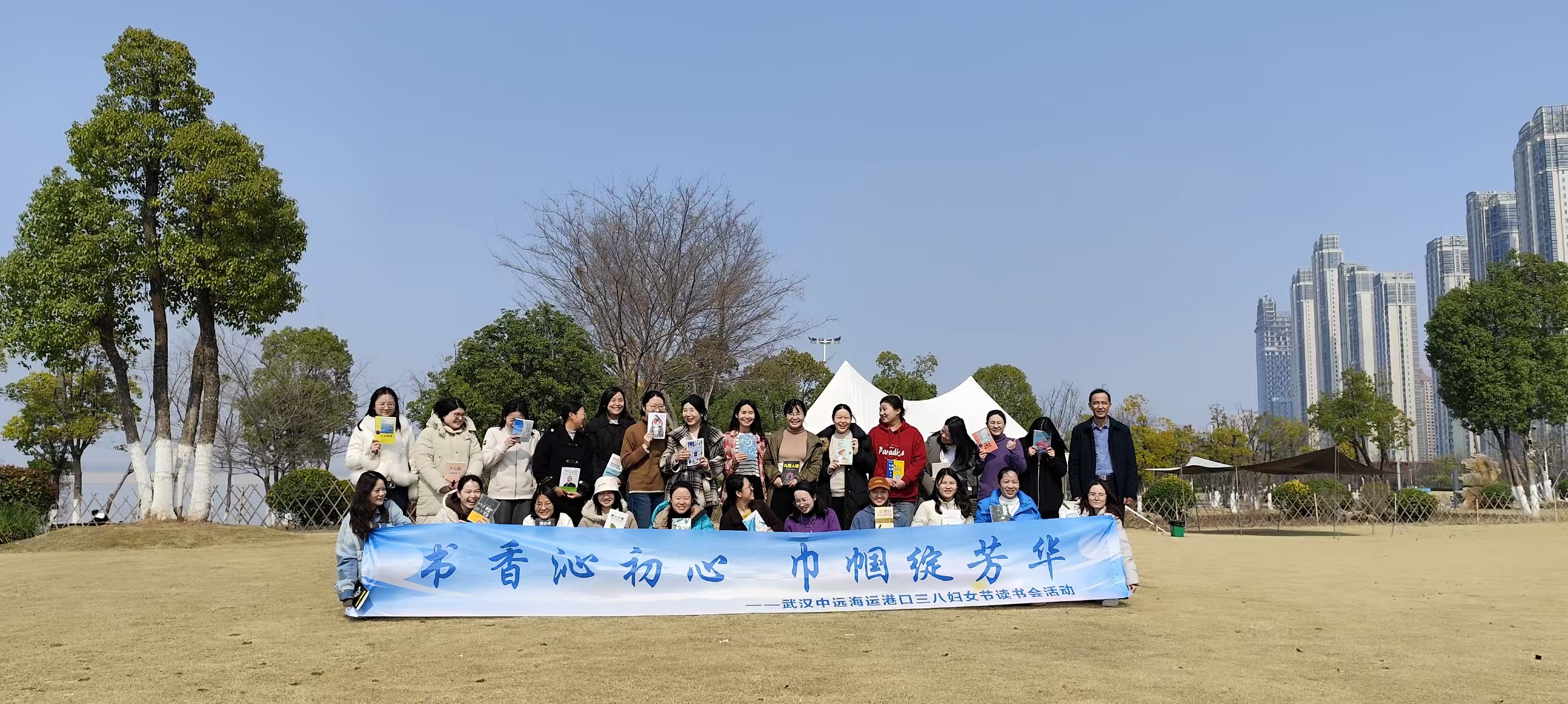 團建拓展項目——水上平衡木：勇氣與協調的交響